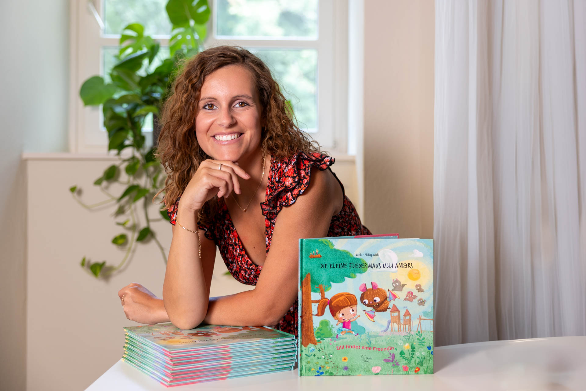 Denise Denk mit ihren Büchern · Claudia Gattinger